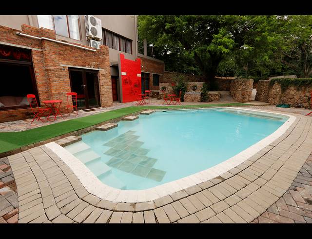 1,629M² GUESTHOUSE FOR SALE IN WEST ACRES EXT 2